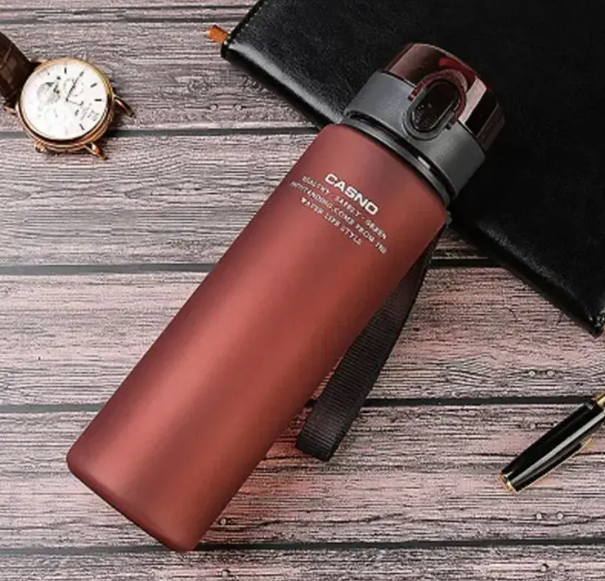 Gourde CASNO 560 ml rouge en plastique résistant avec bouchon anti-fuite et dragonne – hydratation urbaine