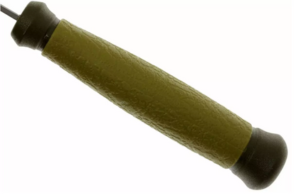 "Détail lame acier carbone et manche ergonomique Morakniv Mora 2000 S"