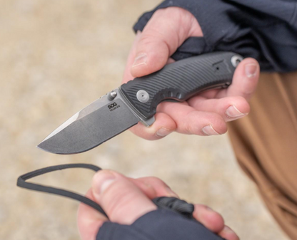 Couteau pliant SOG Tellus ATK fermé - design tactique compact premium"